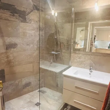 Apartment Lovely One Bedroom With Balcony & Wifi Just Minutes Walk From Palais And Beaches 109 *